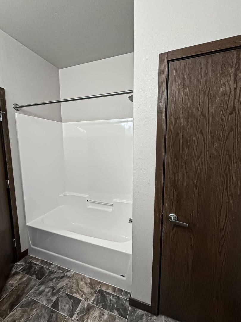 Fargo Apartment: 4400/ 4420 Calico Dr S