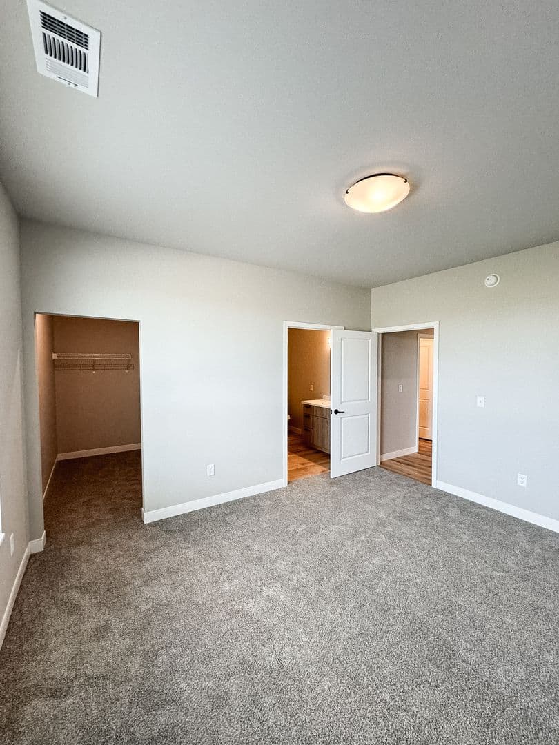 Fargo Apartment: 4400/ 4420 Calico Dr S