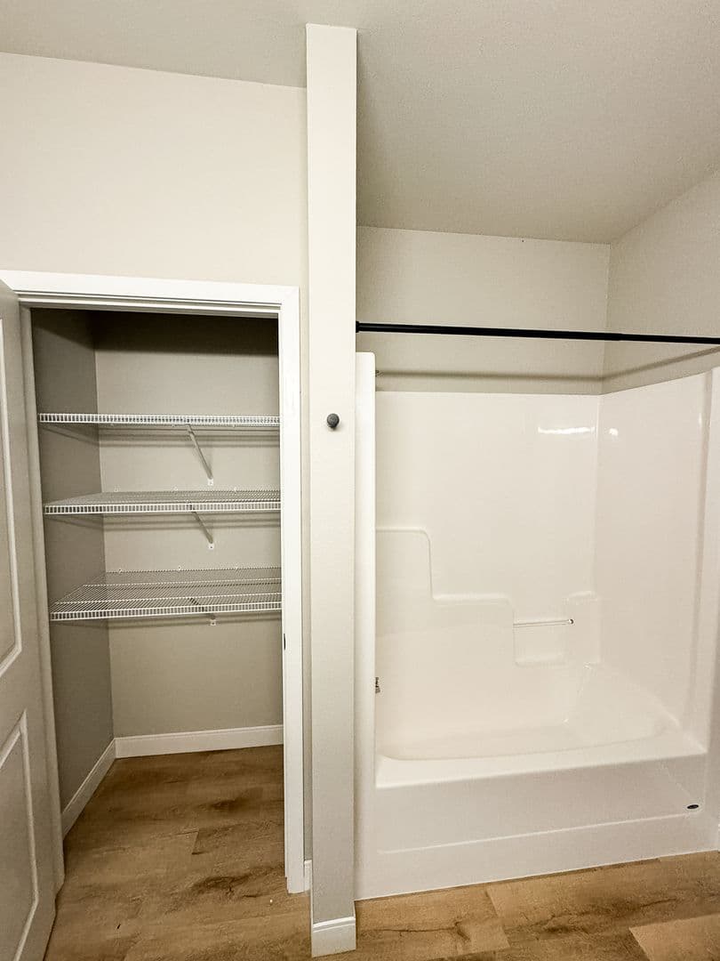 Fargo Apartment: 4400/ 4420 Calico Dr S