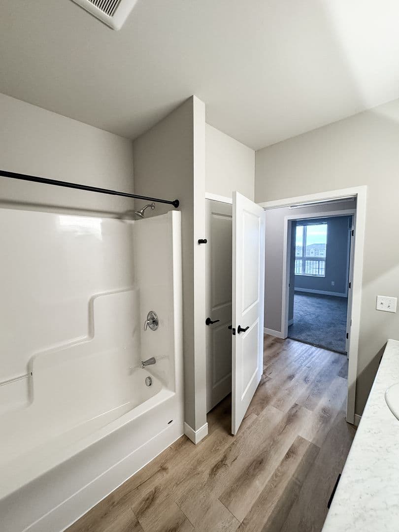 Fargo Apartment: 4400/ 4420 Calico Dr S