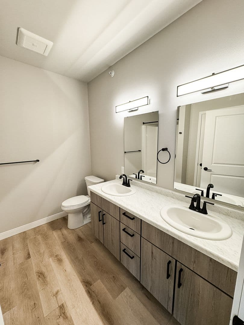 Fargo Apartment: 4400/ 4420 Calico Dr S