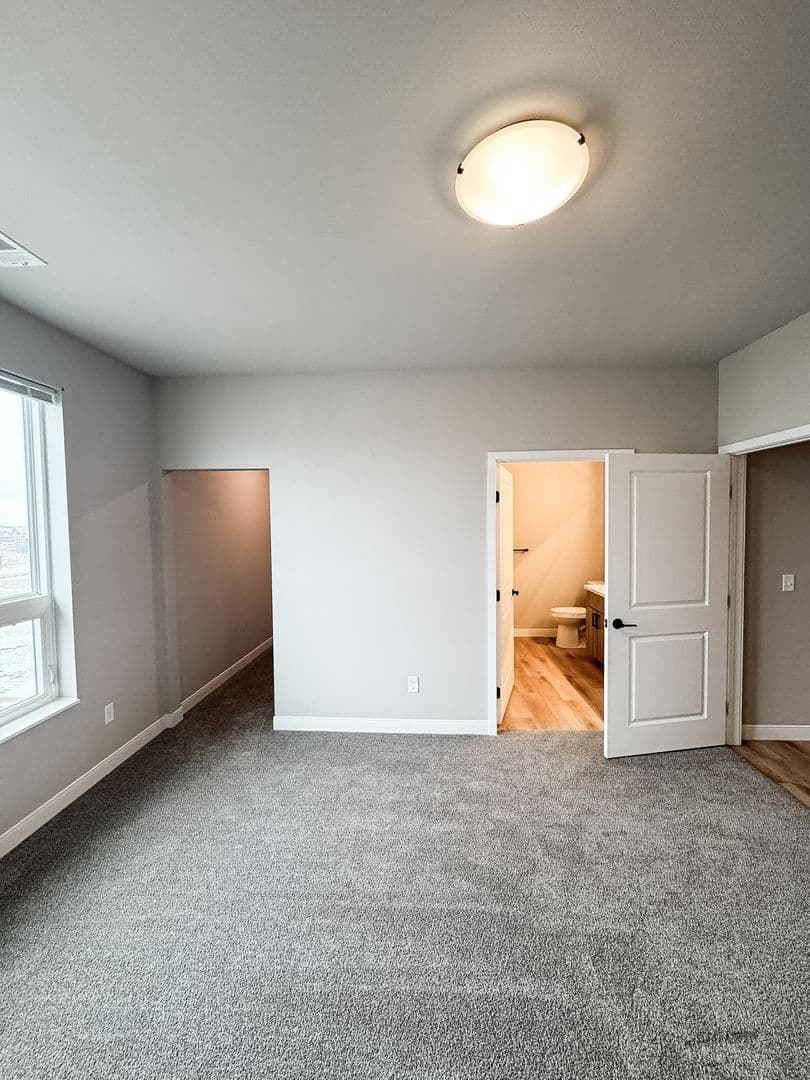 Fargo Apartment: 4400/ 4420 Calico Dr S