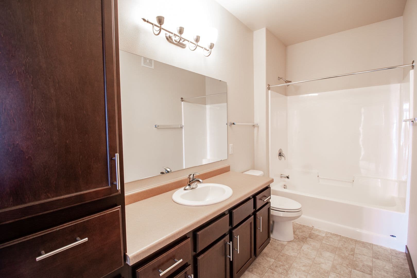 Fargo Apartment: 4400/ 4420 Calico Dr S