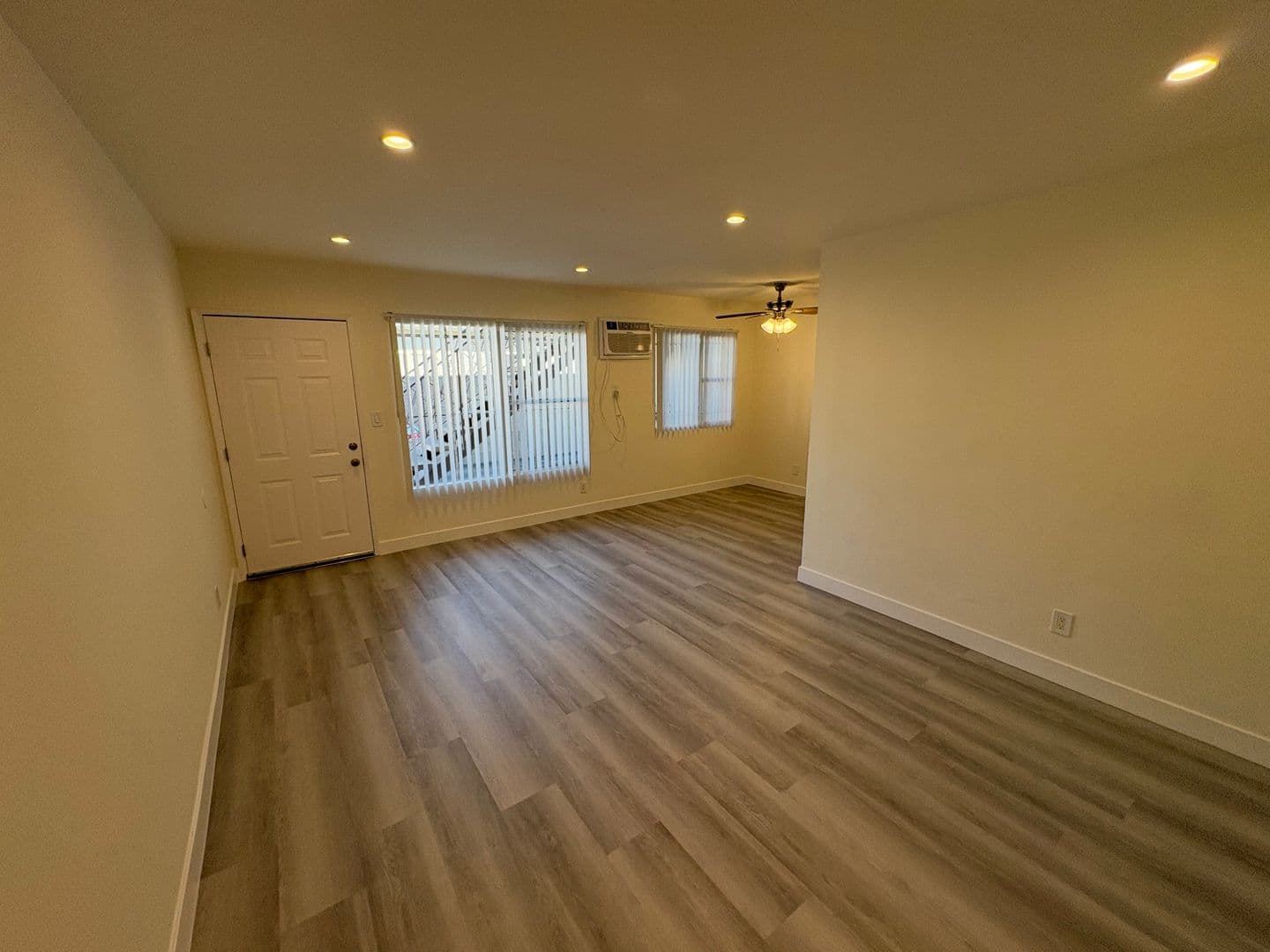 Los Angeles Apartment: 1088 West 39th Street