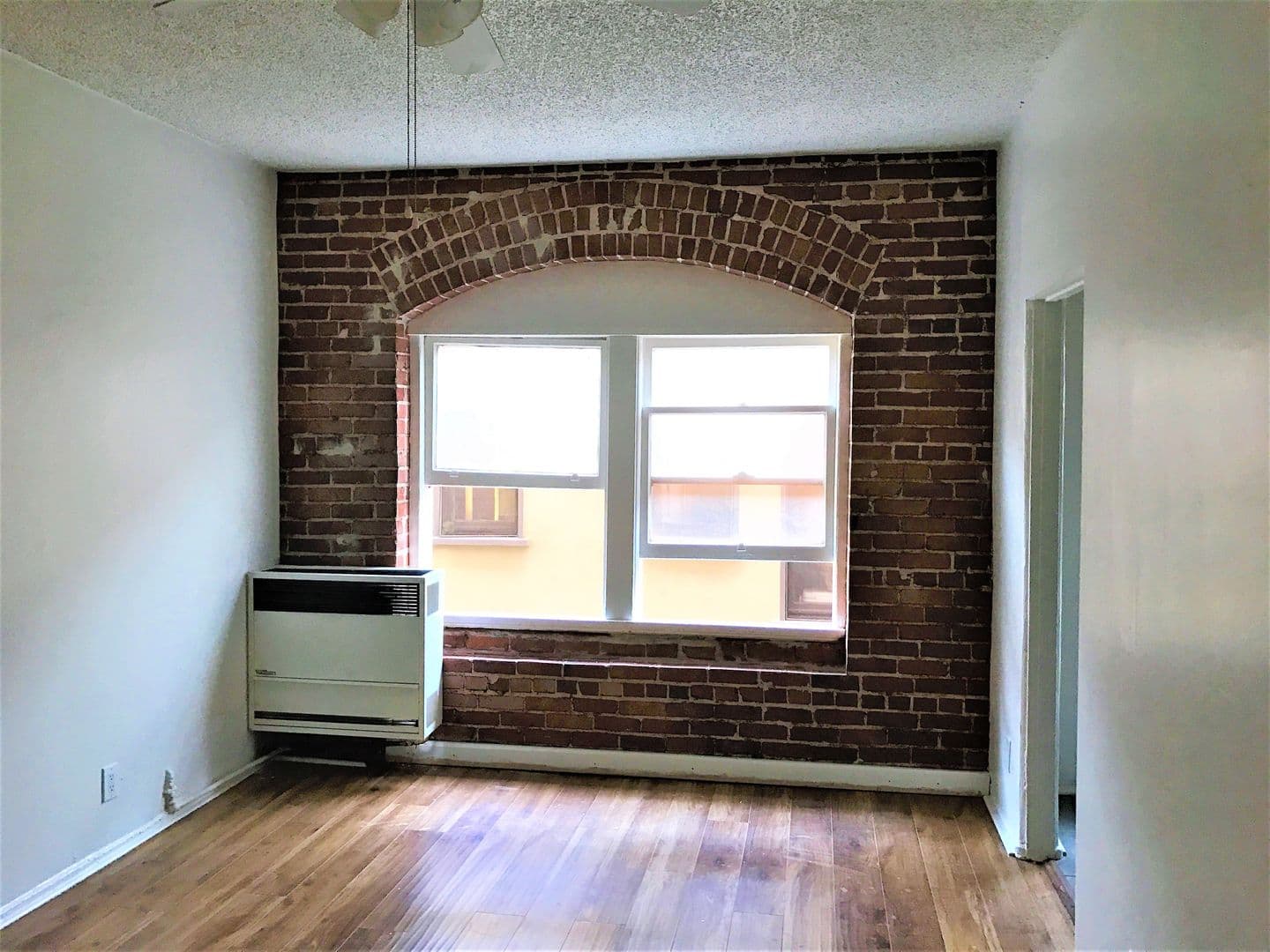 Los Angeles Apartment: 1518 South Wilton Place