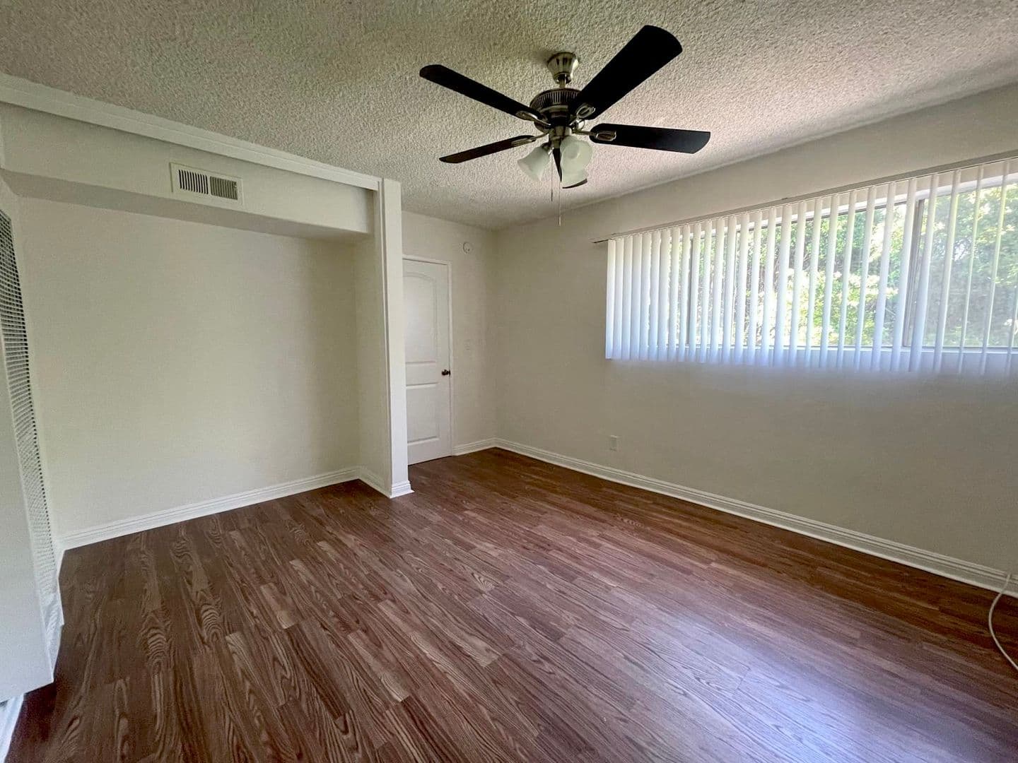 Van Nuys Apartment: 13959 Vanowen Street