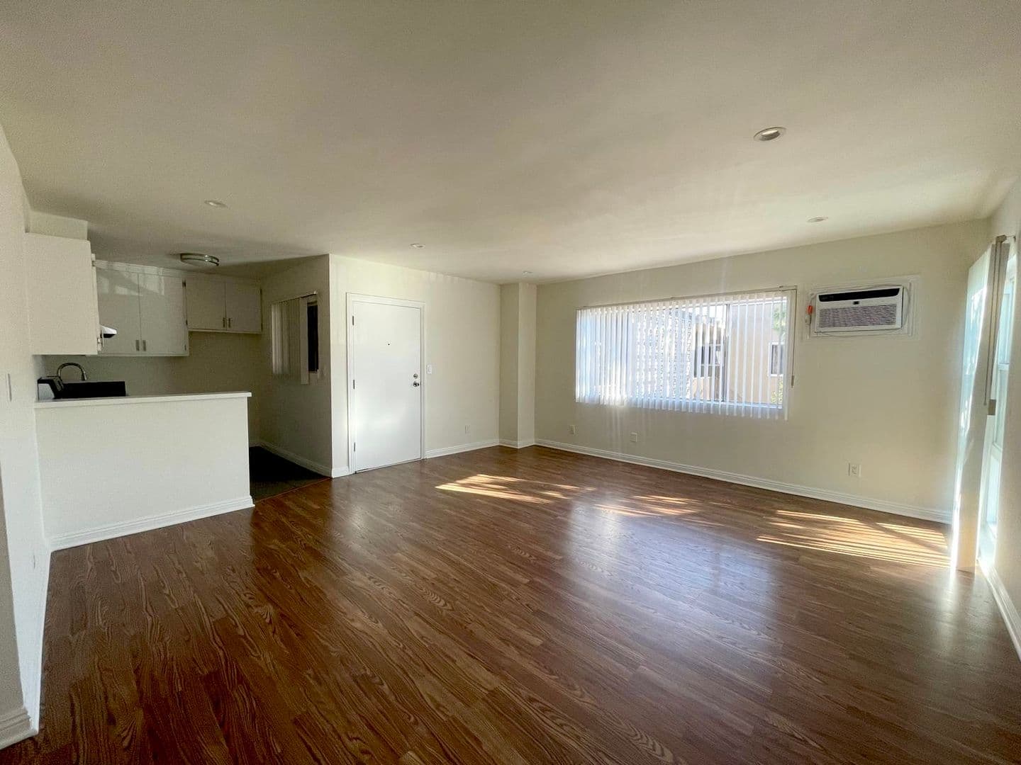 Van Nuys Apartment: 13959 Vanowen Street