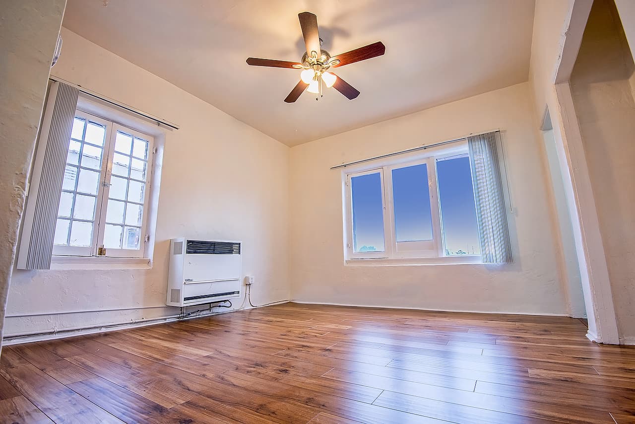 Los Angeles Apartment: 1518 South Wilton Place