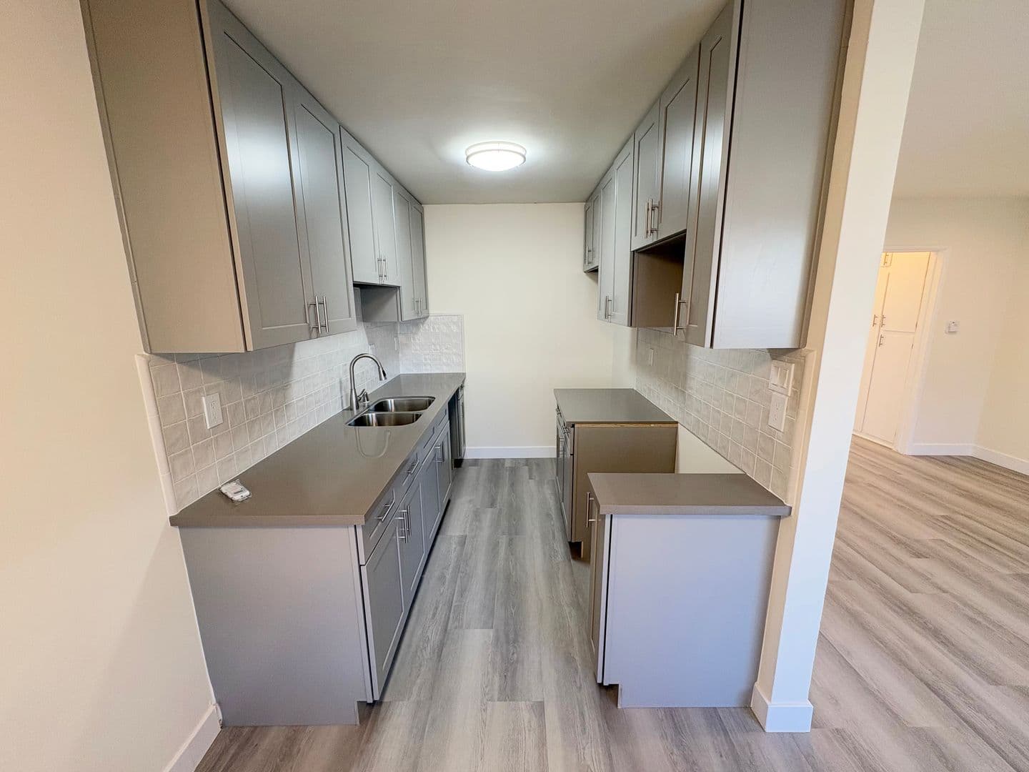 Los Angeles Apartment: 1088 West 39th Street
