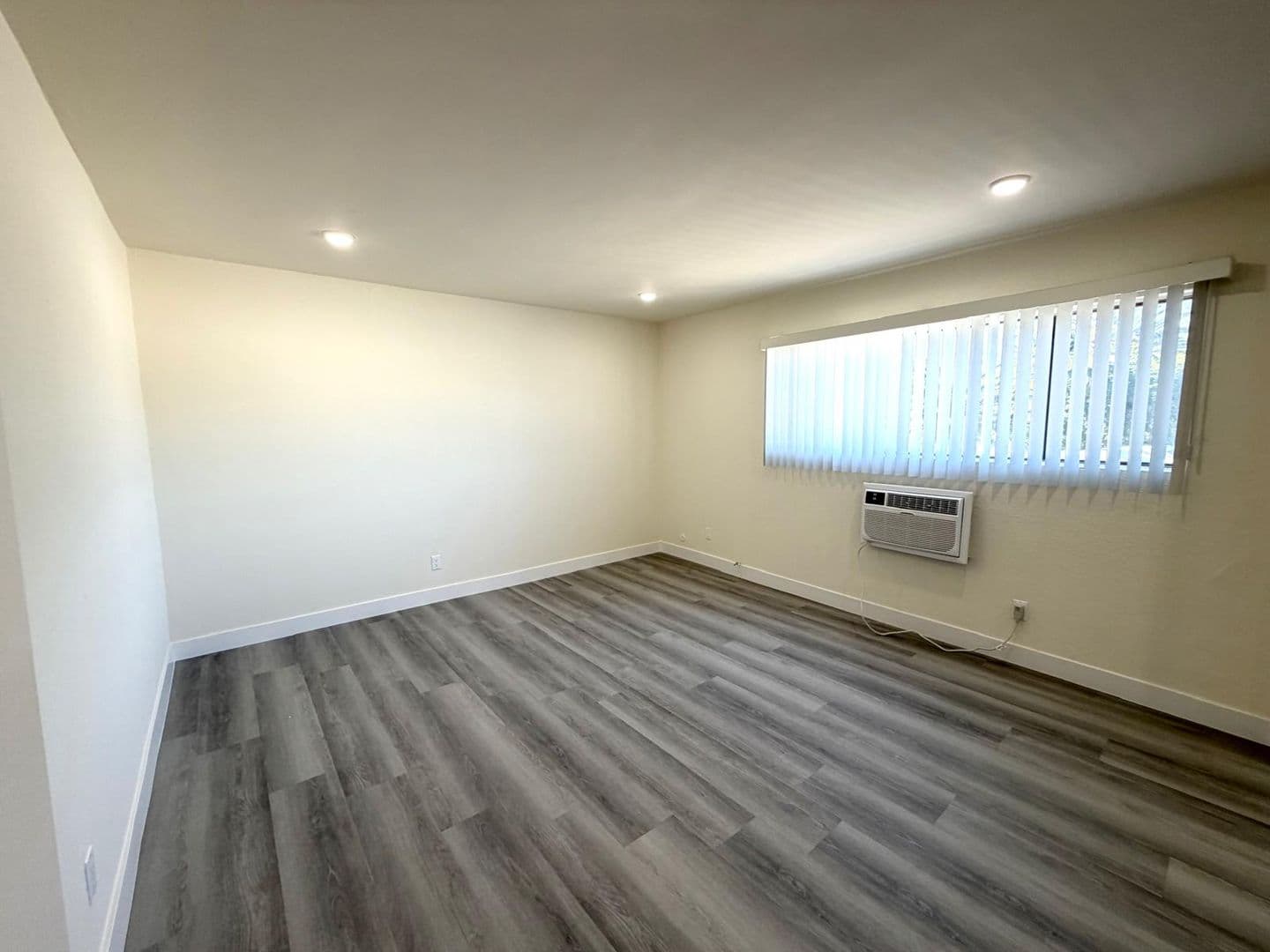 Van Nuys Apartment: 8140 Langdon Avenue