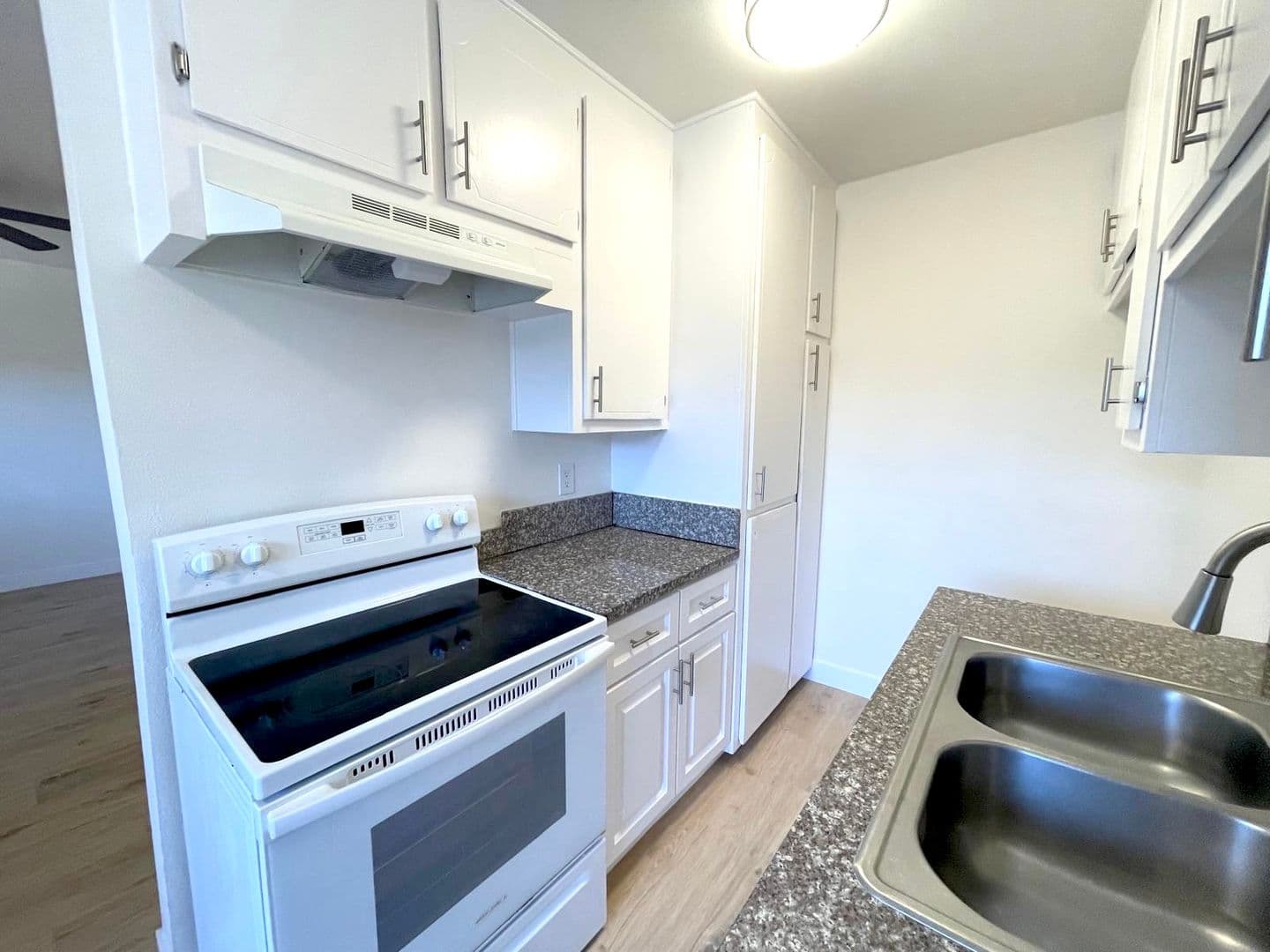 Winnetka Apartment: 20414 Cohasset Street