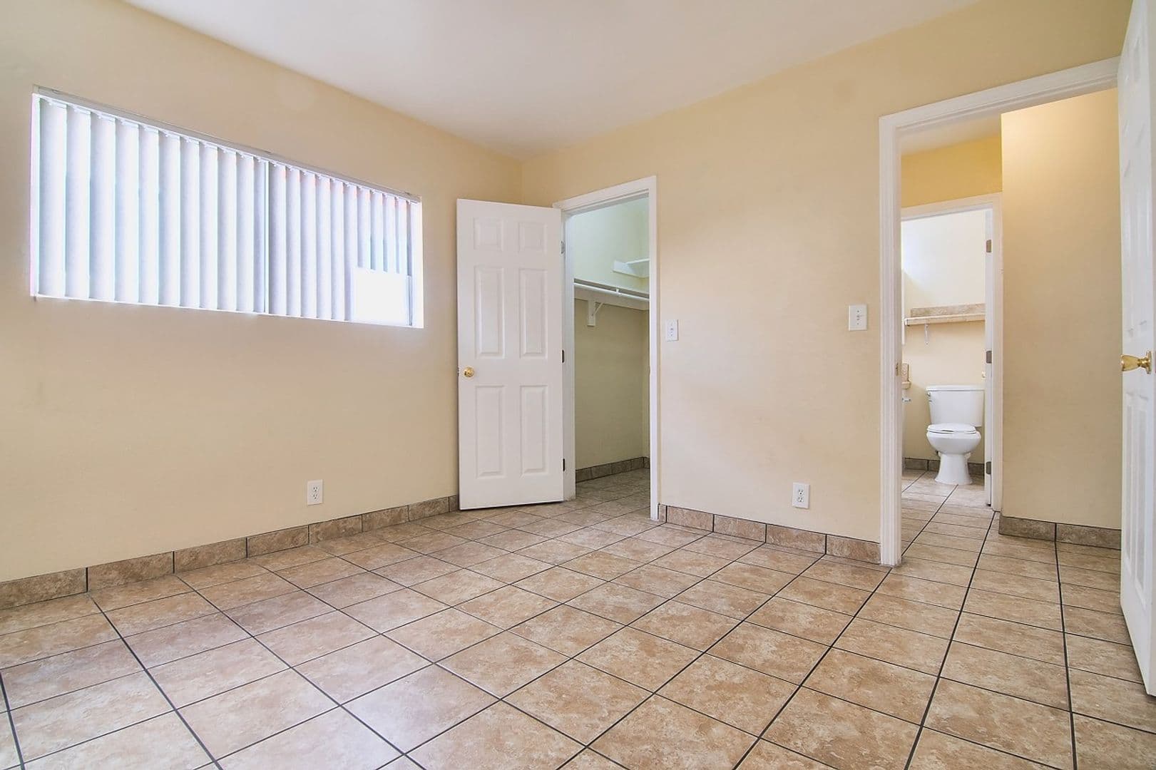 Winnetka Apartment: 20414 Cohasset Street