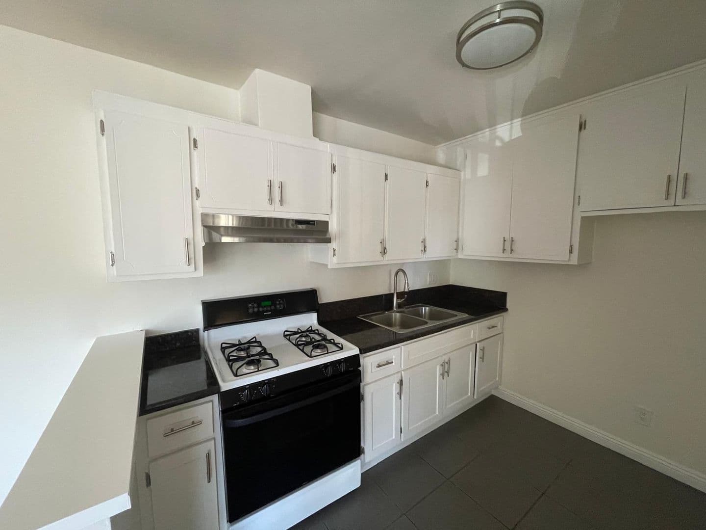 Van Nuys Apartment: 13959 Vanowen Street