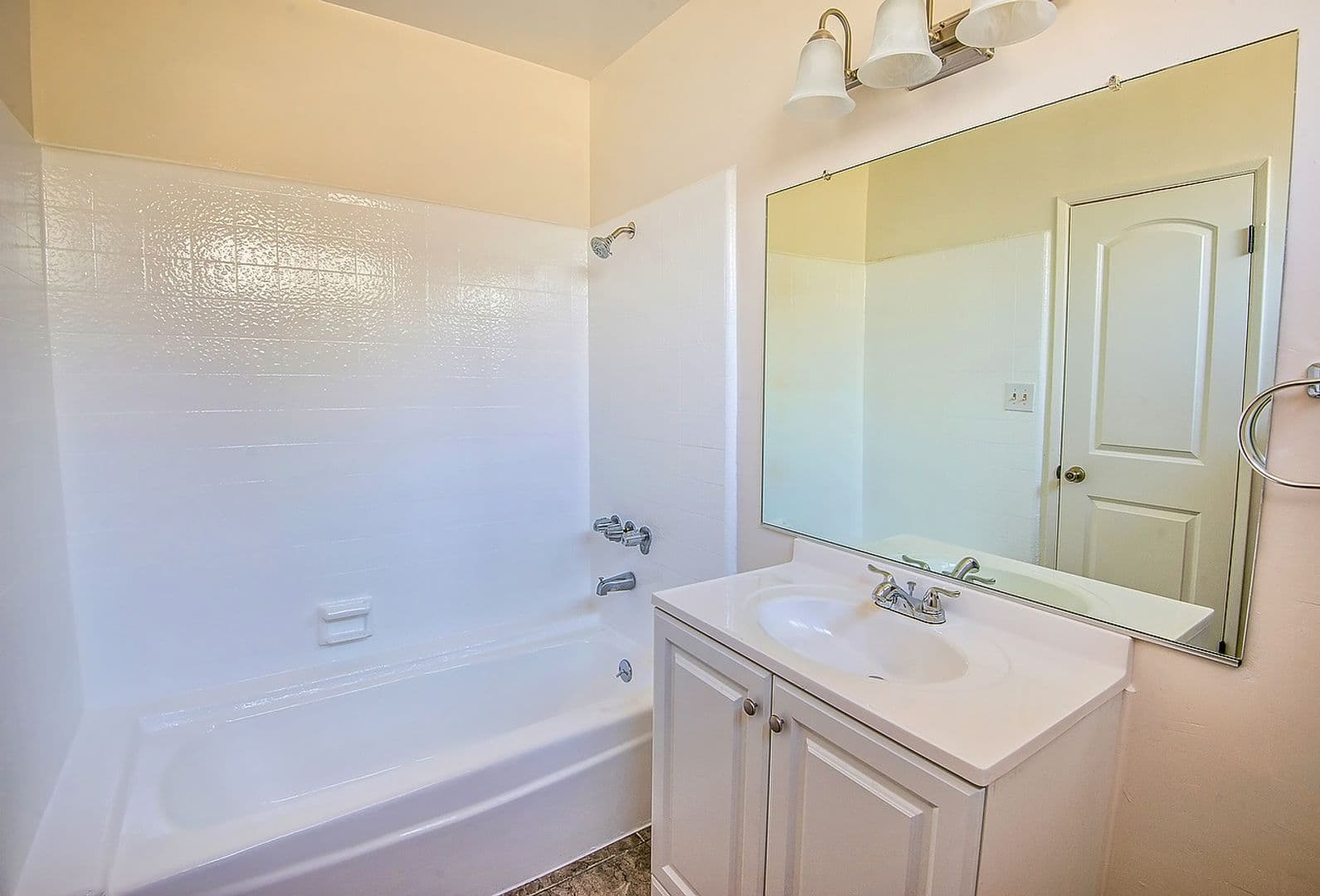 Van Nuys Apartment: 13959 Vanowen Street