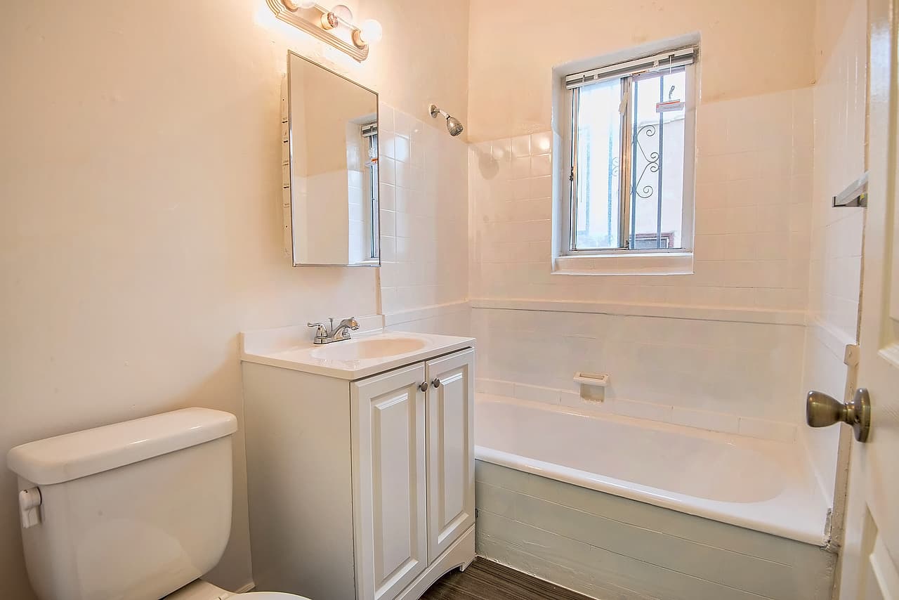 Los Angeles Apartment: 1518 South Wilton Place