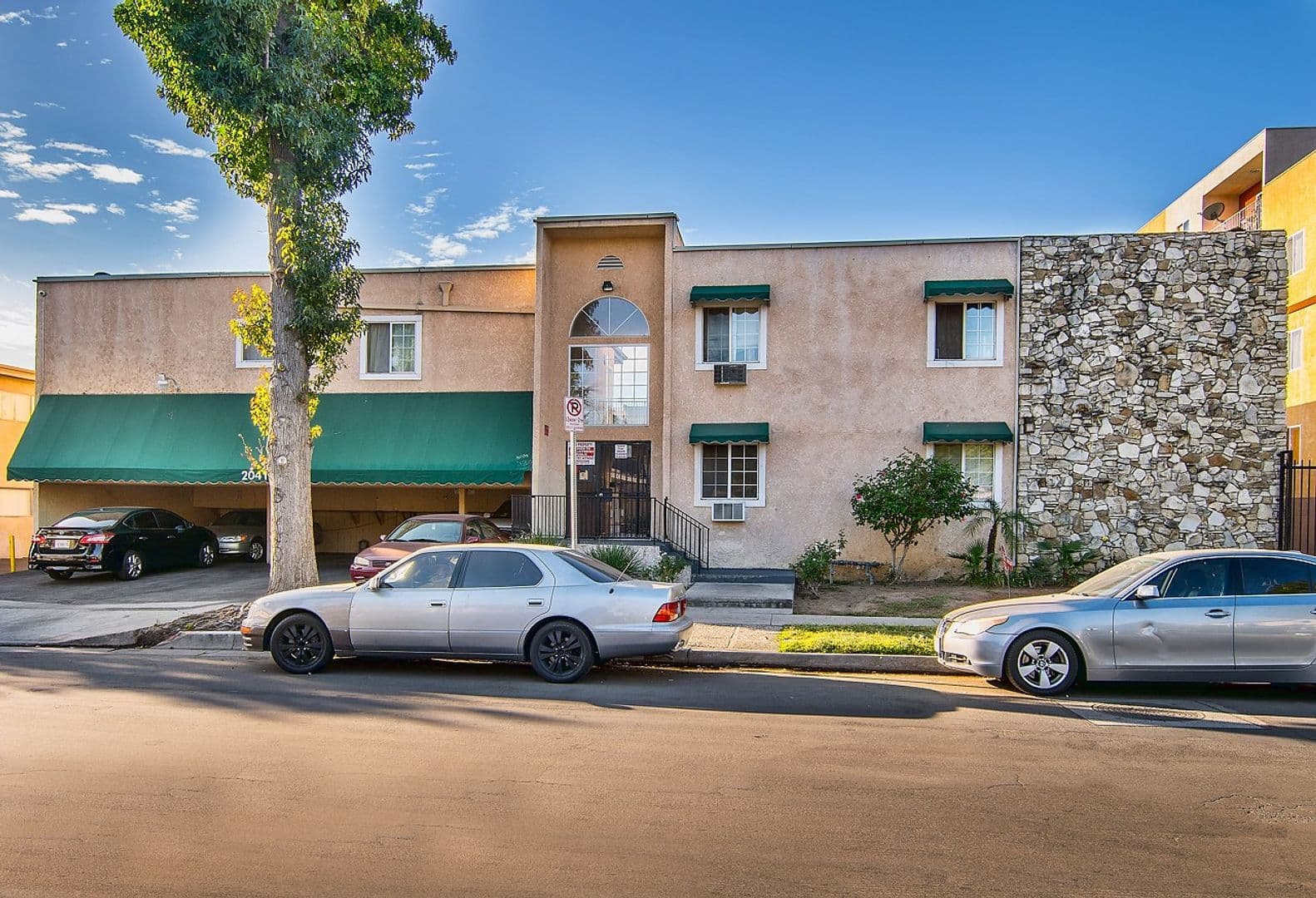 Winnetka Apartment: 20414 Cohasset Street