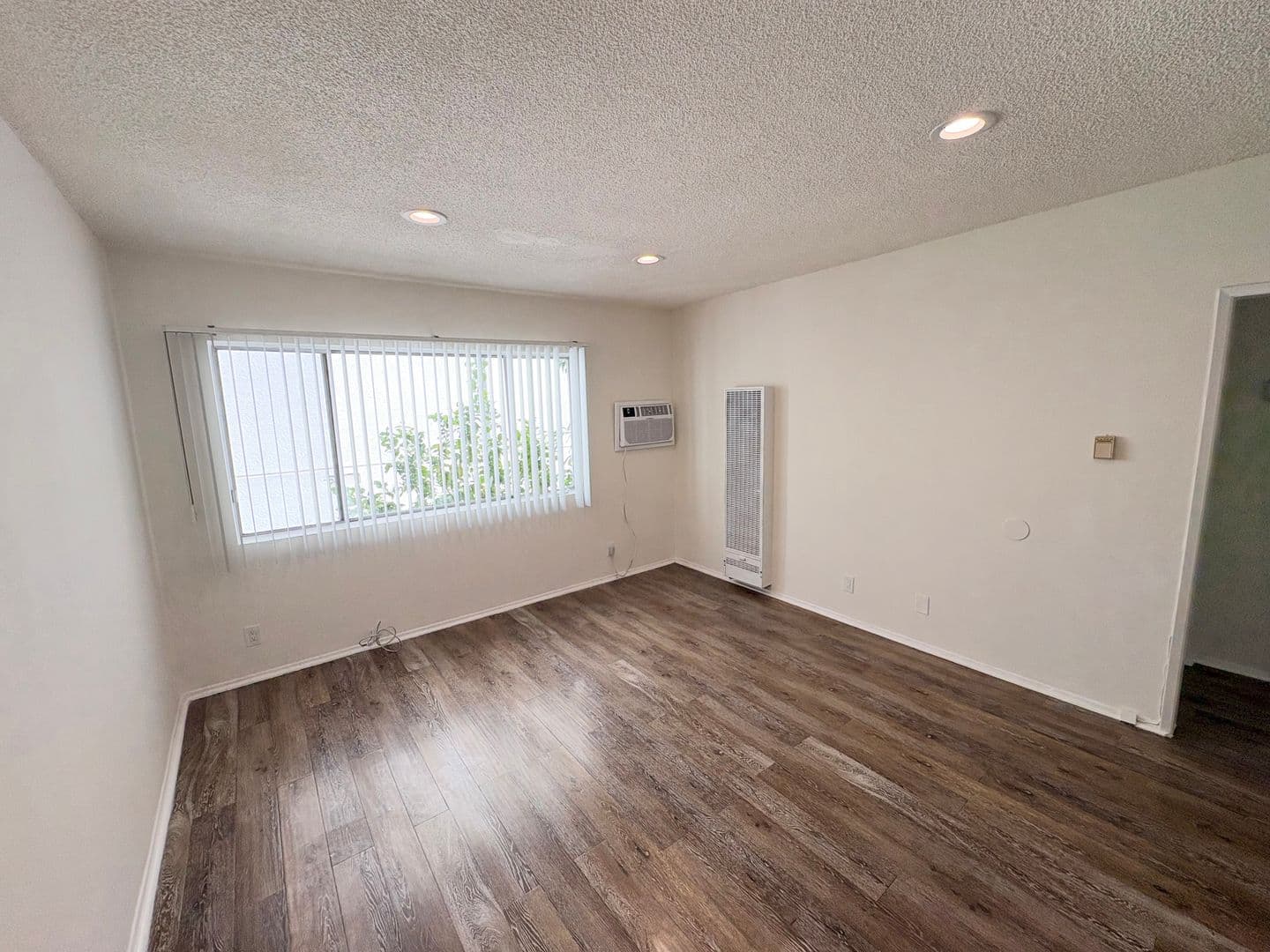 Los Angeles Apartment: 946 S. Carondelet Street