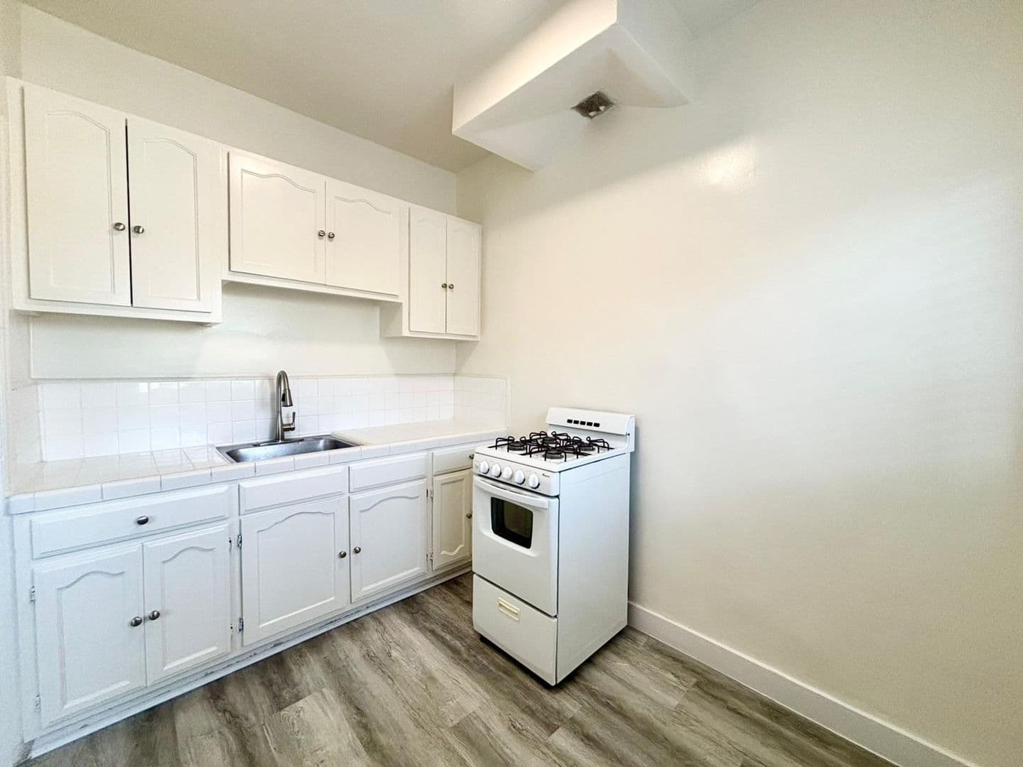 Los Angeles Apartment: 147 South Normandie Avenue