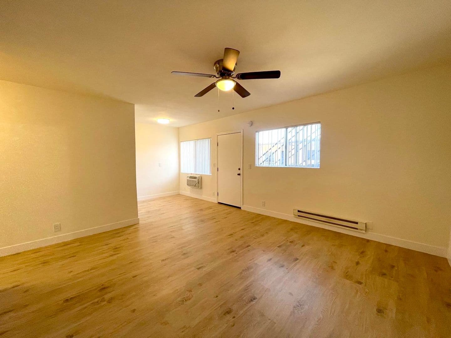 Winnetka Apartment: 20414 Cohasset Street