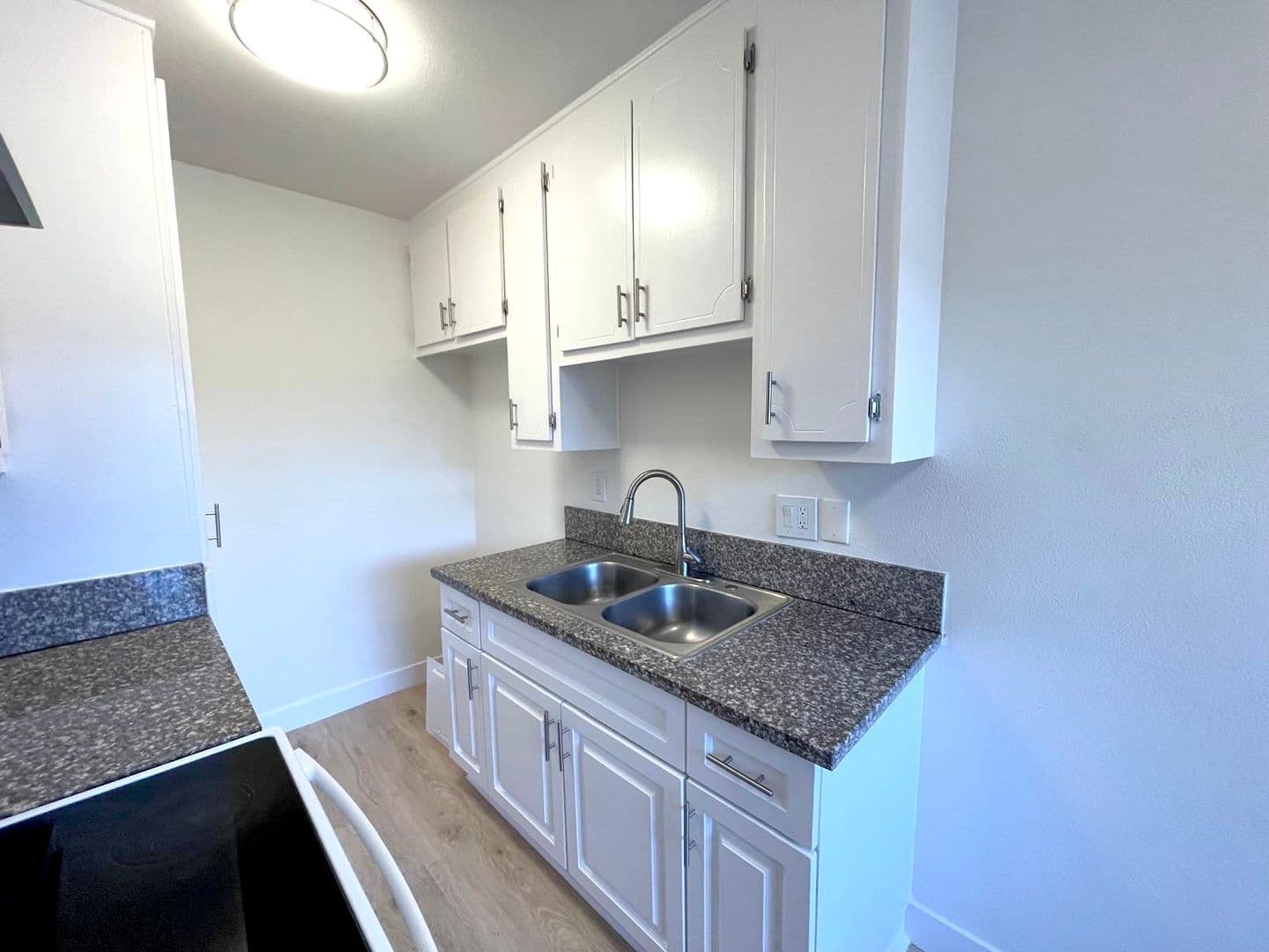 Winnetka Apartment: 20414 Cohasset Street