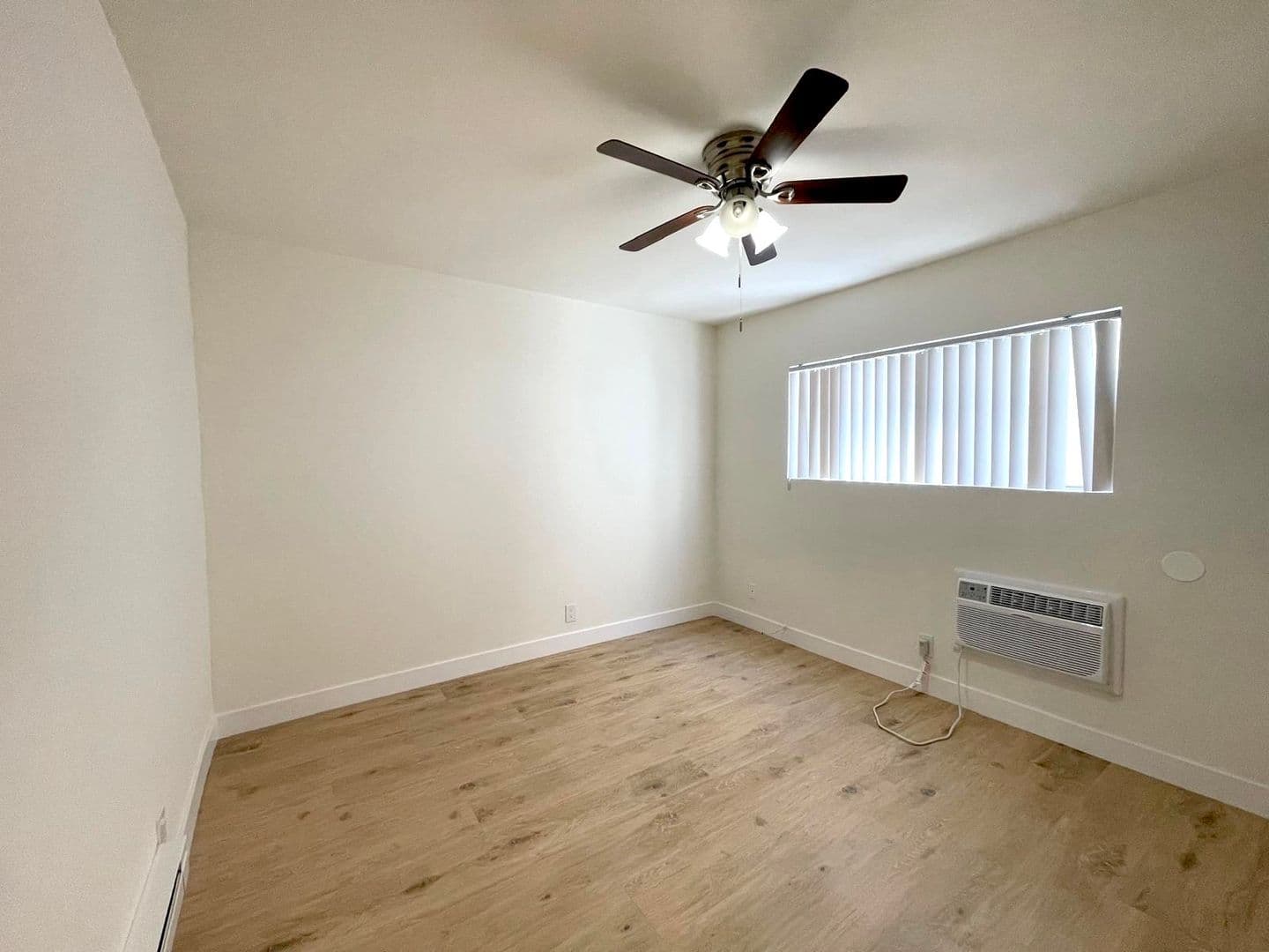 Winnetka Apartment: 20414 Cohasset Street