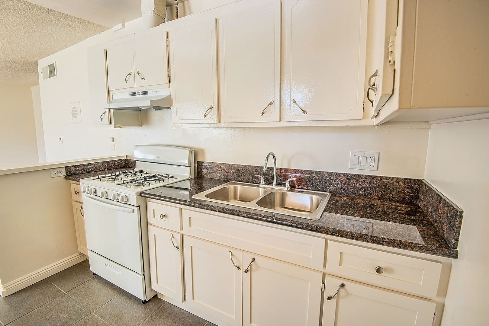 Van Nuys Apartment: 13959 Vanowen Street