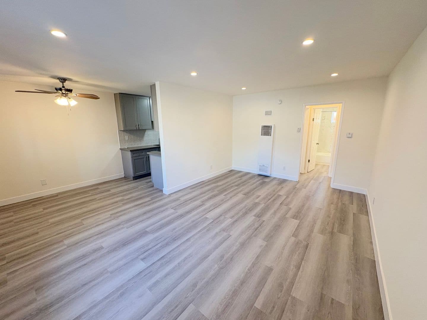 Los Angeles Apartment: 1088 West 39th Street