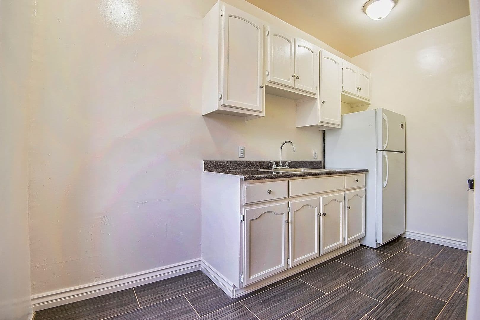 Los Angeles Apartment: 1518 South Wilton Place