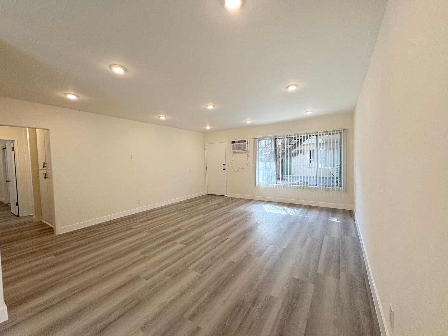 Van Nuys Apartment: 8123 Langdon Ave.