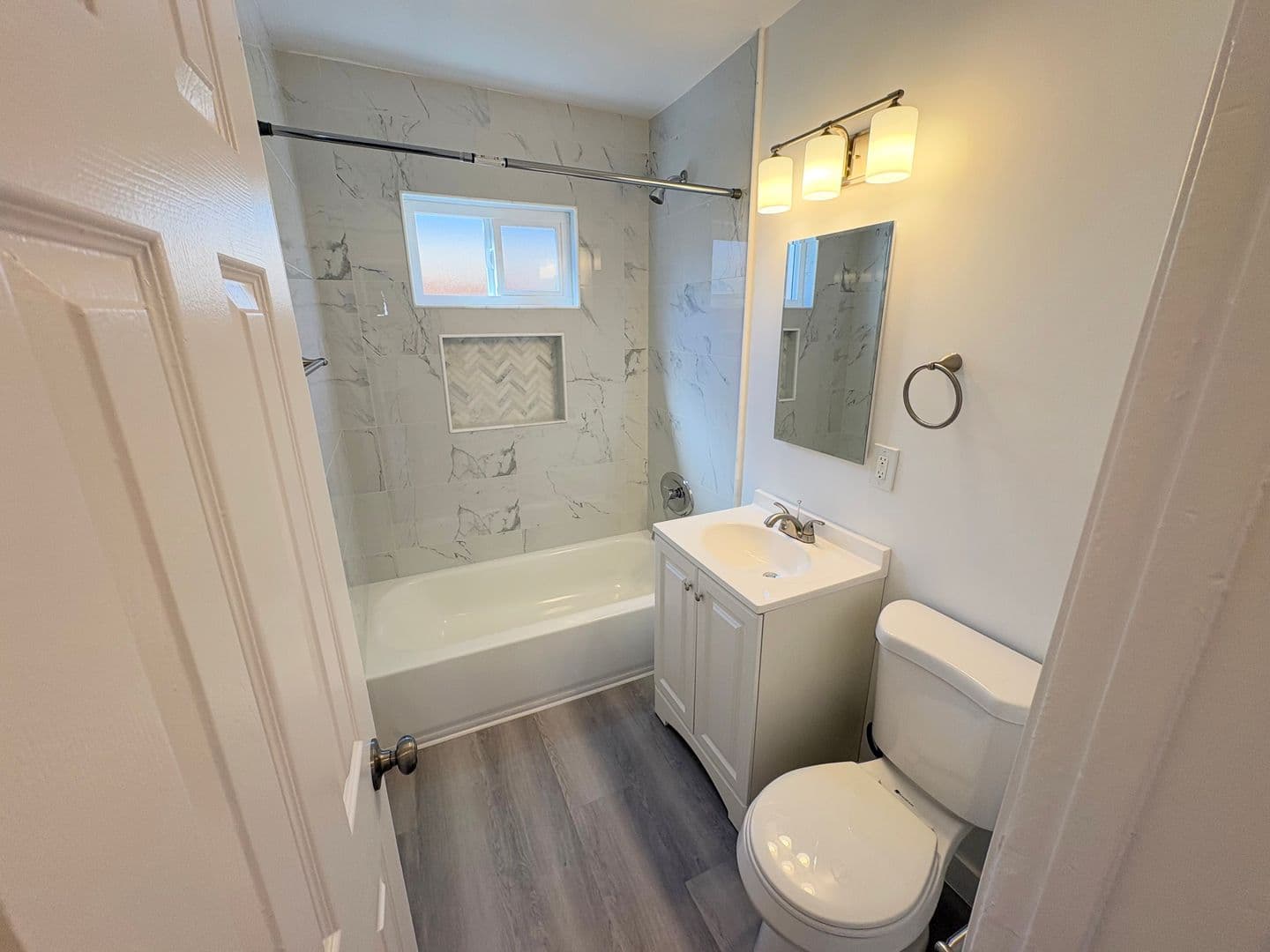 Los Angeles Apartment: 1088 West 39th Street