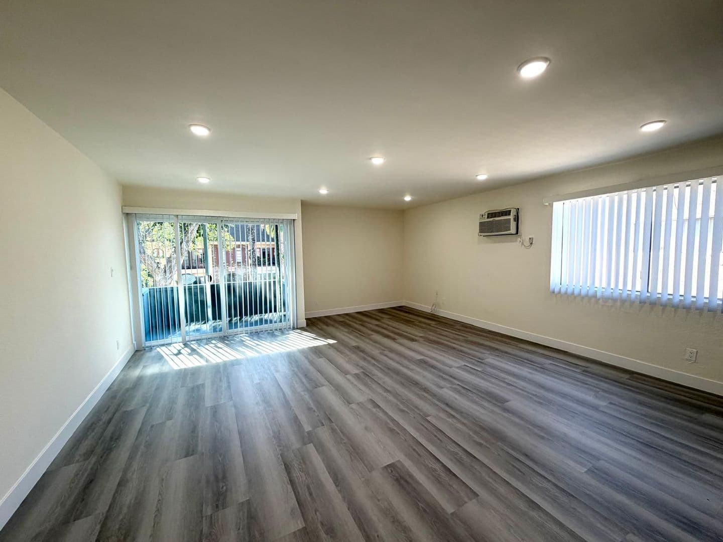 Van Nuys Apartment: 8140 Langdon Avenue
