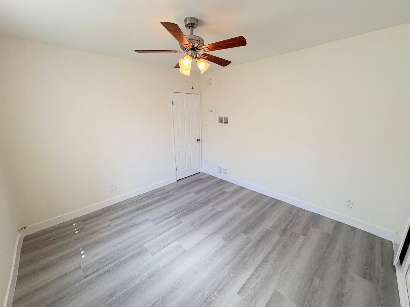 Los Angeles Apartment: 1088 West 39th Street