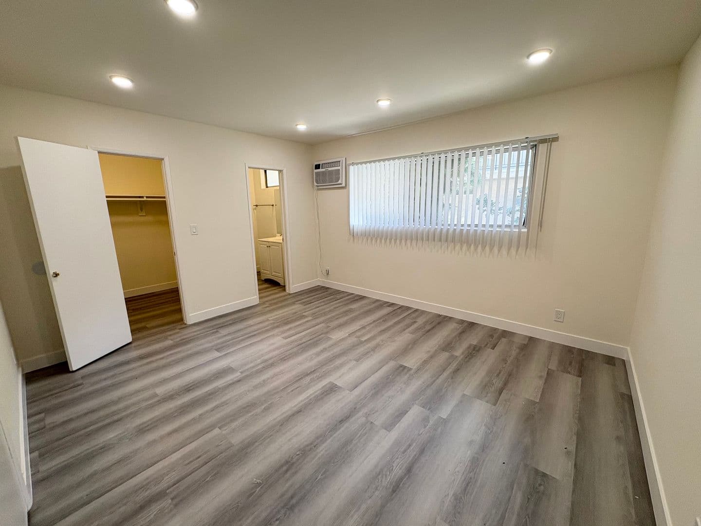 Van Nuys Apartment: 8123 Langdon Ave.