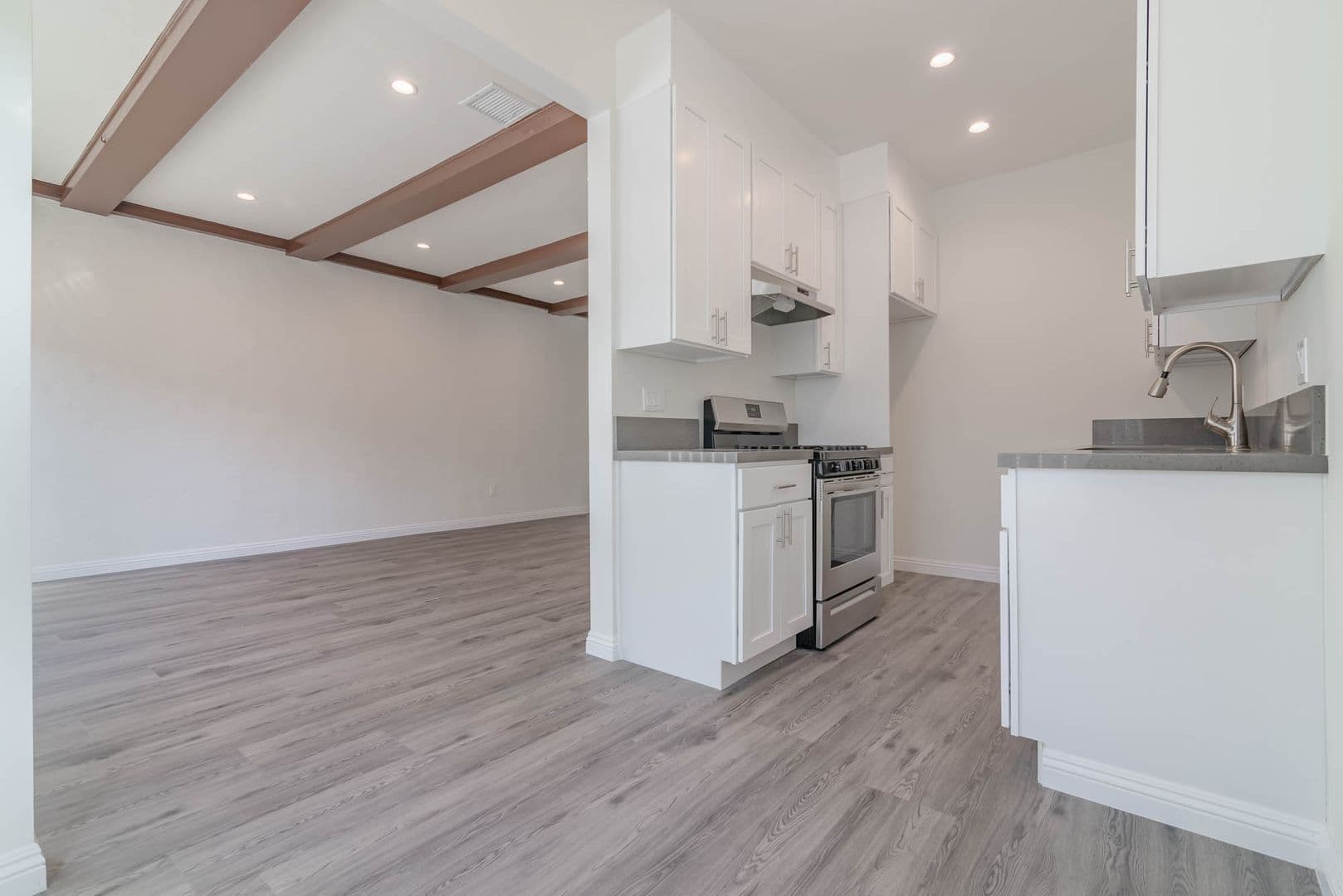Los Angeles Apartment: 400 North Ogden Drive