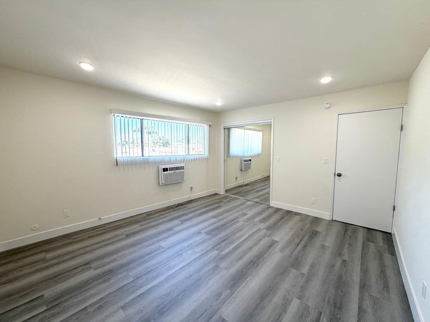 Van Nuys Apartment: 8140 Langdon Avenue