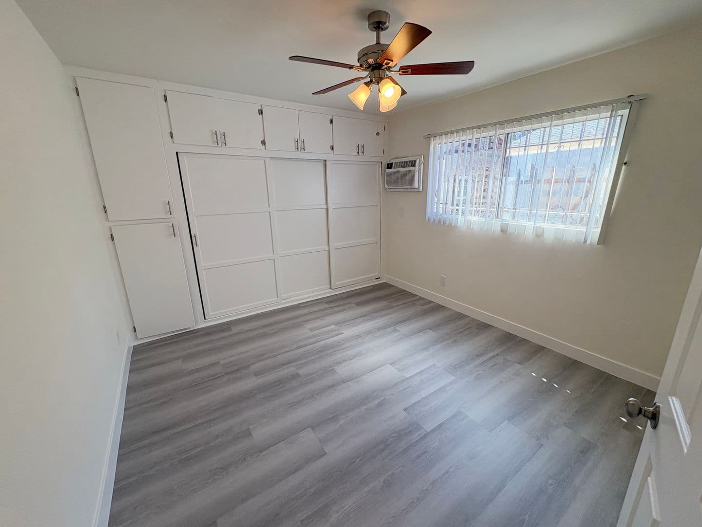 Los Angeles Apartment: 1088 West 39th Street