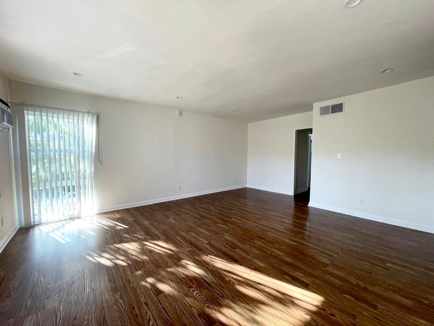 Van Nuys Apartment: 13959 Vanowen Street