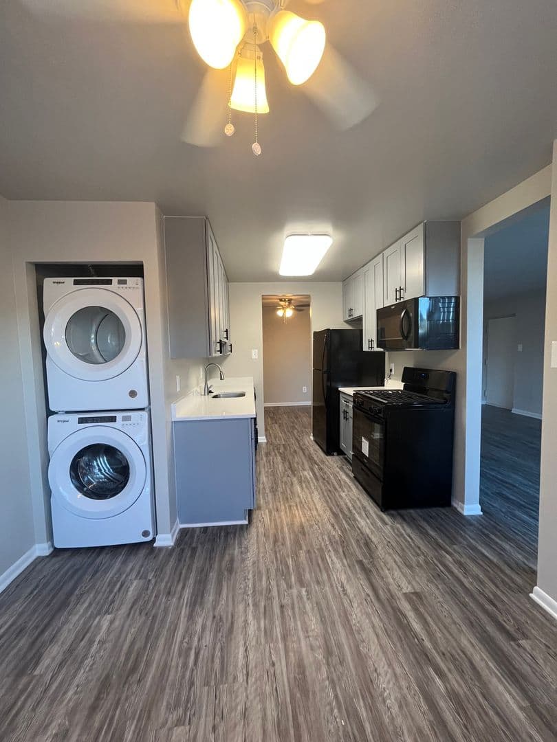Sterling Apartment: 1300 Sanderson Dr