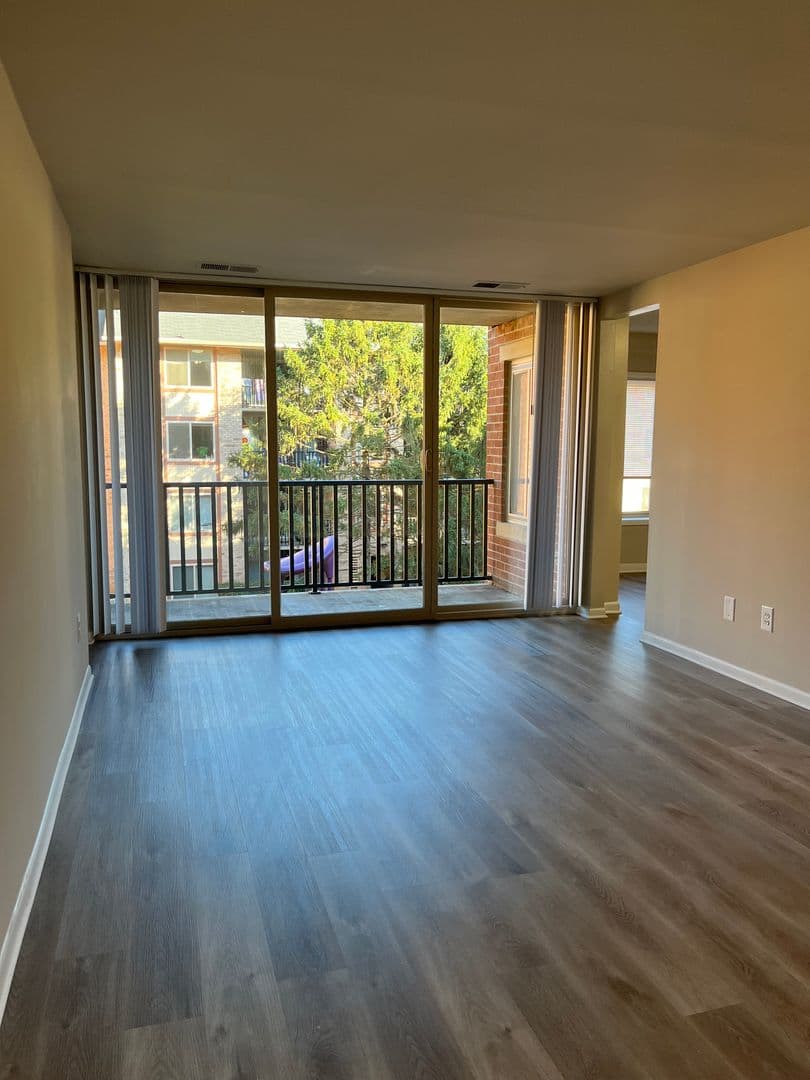 Sterling Apartment: 1300 Sanderson Dr