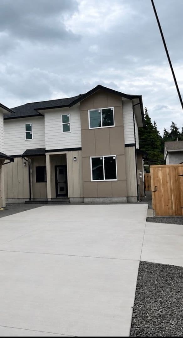Bellingham Apartment: 3200 Meridian St