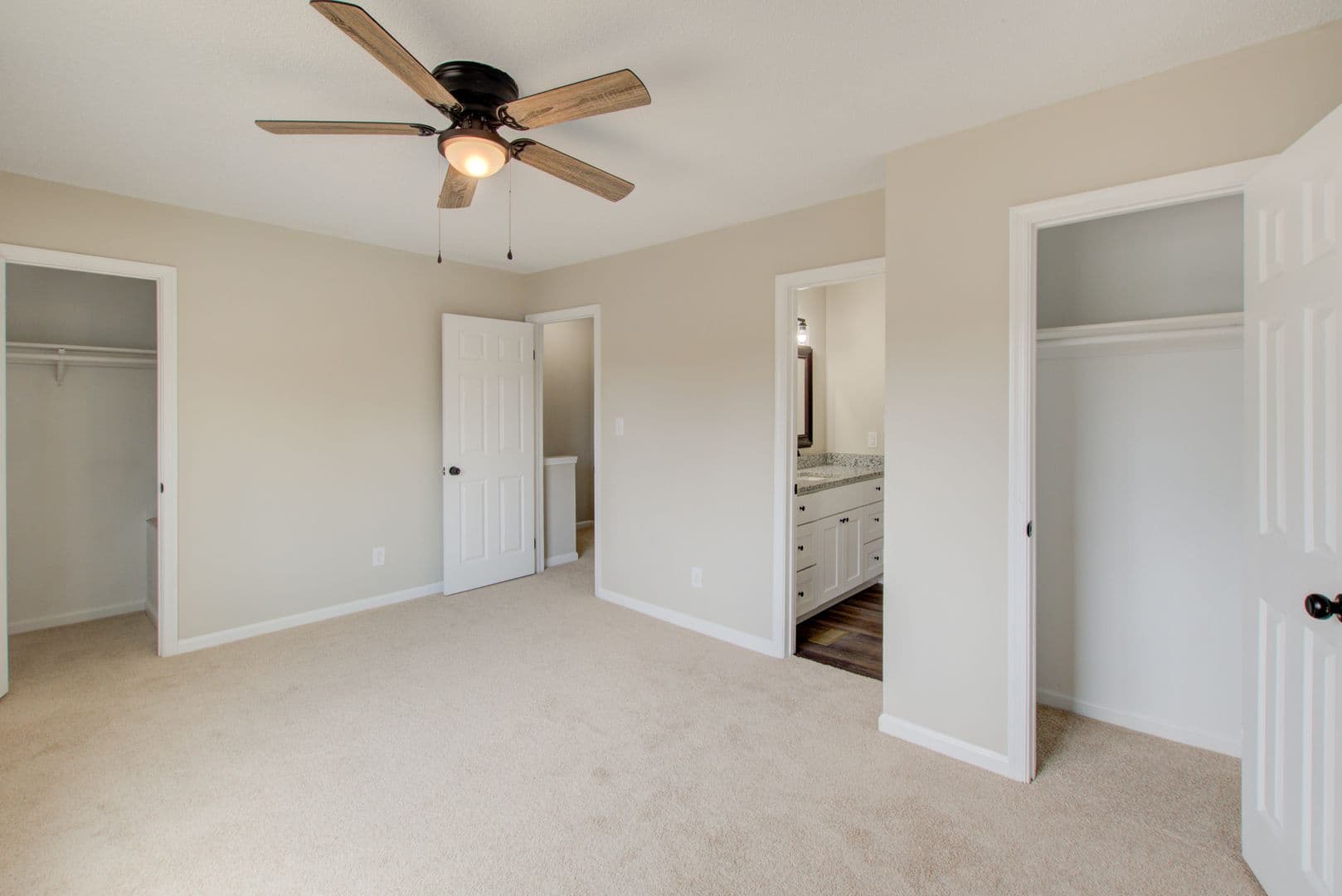 Virginia Beach House: 5375 Grand Lake Crescent