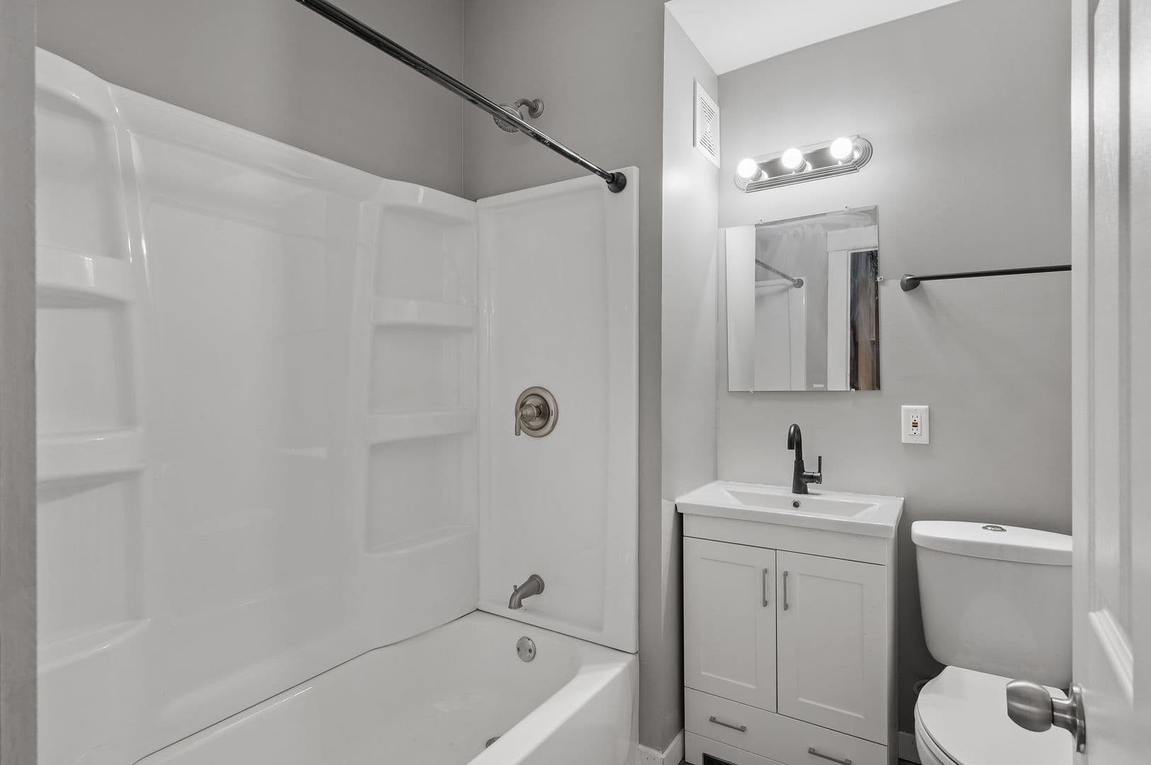 Saint Paul Apartment: 203 Grotto St N