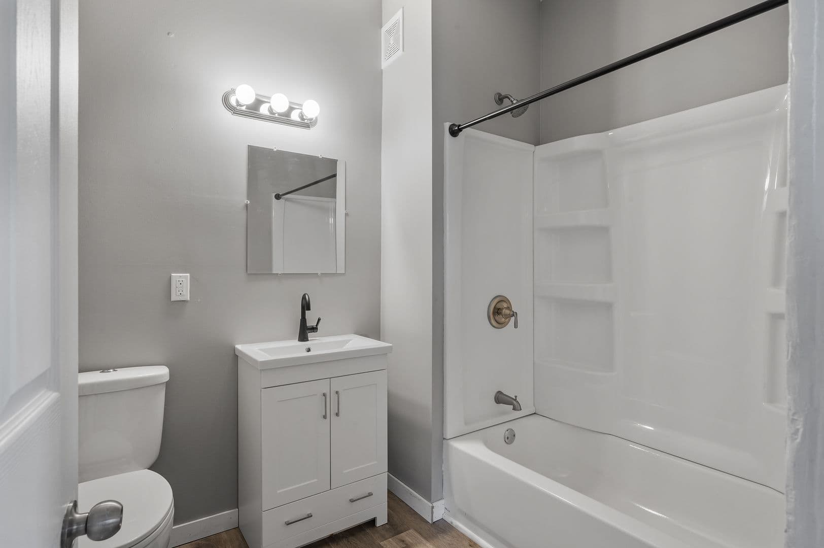 Saint Paul Apartment: 203 Grotto St N