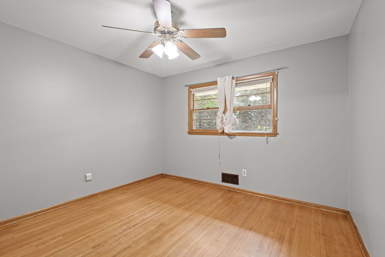 Saint Anthony Apartment: 2604/2606 37th Ave NE