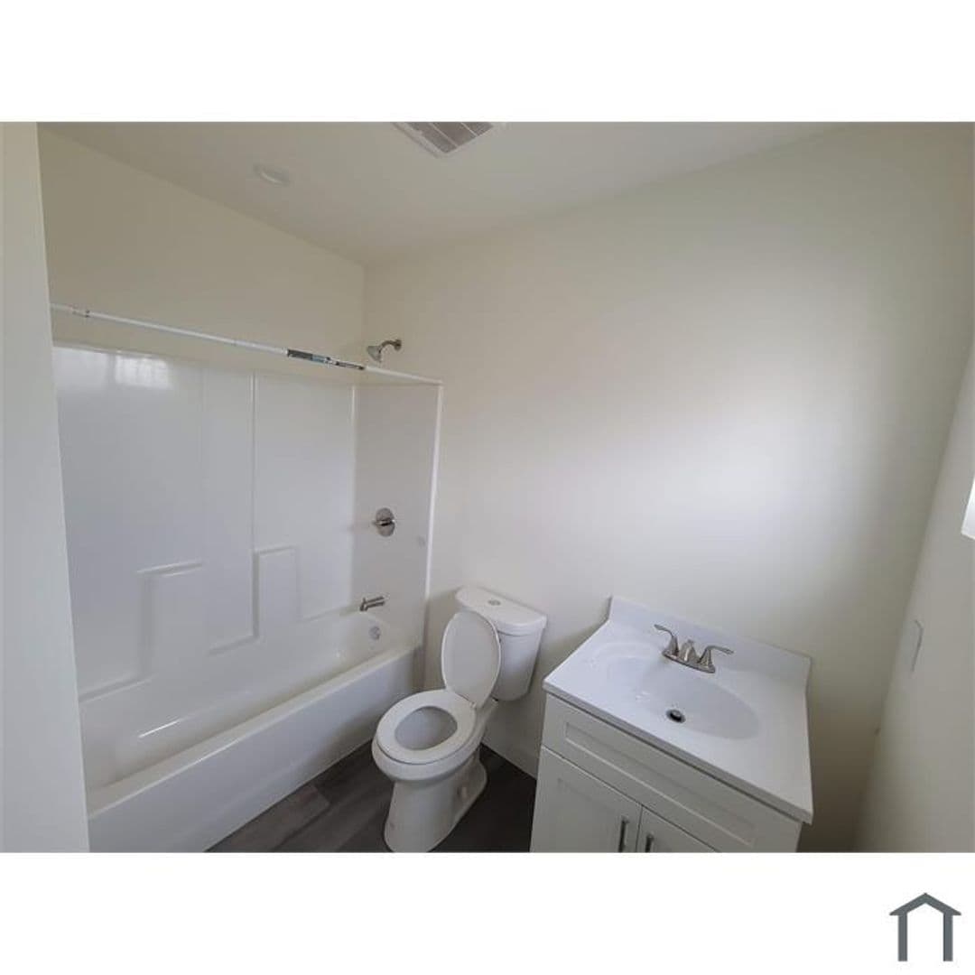 Los Angeles Apartment: 8715-8721 Hooper Ave.