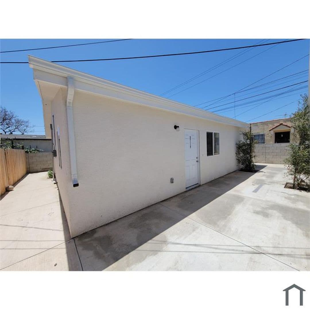 Los Angeles Apartment: 8715-8721 Hooper Ave.