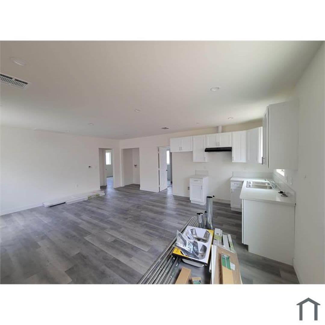 Los Angeles Apartment: 8715-8721 Hooper Ave.