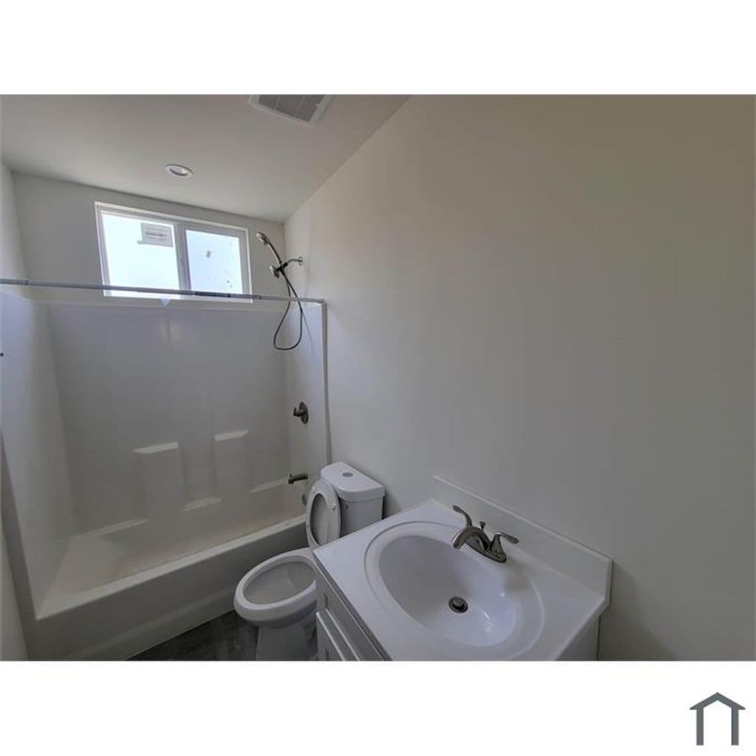 Los Angeles Apartment: 8715-8721 Hooper Ave.