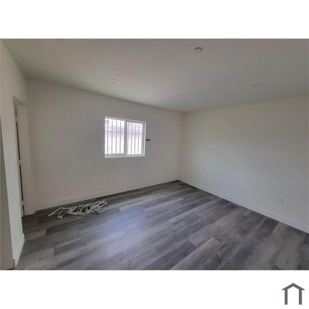 Los Angeles Apartment: 8715-8721 Hooper Ave.