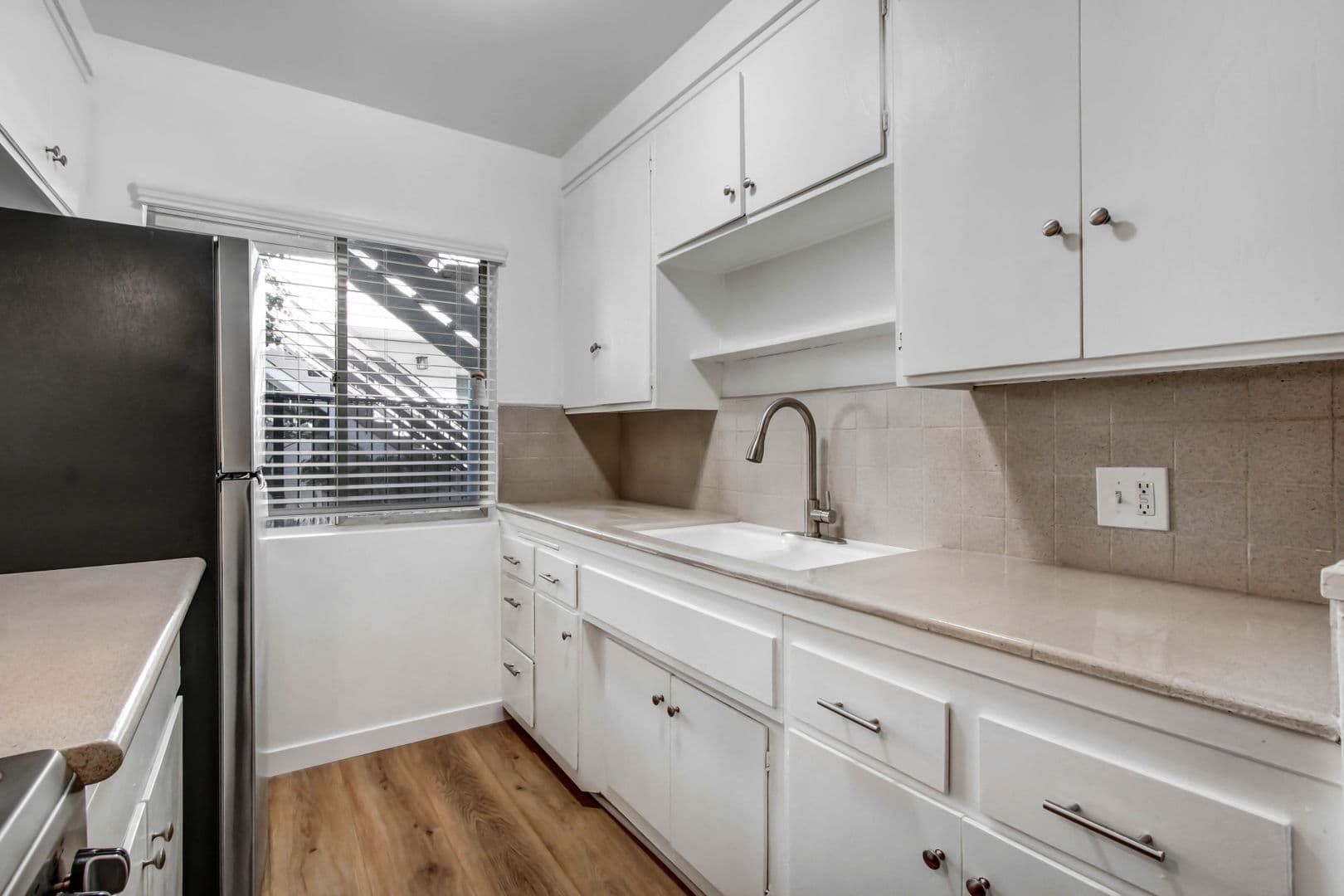 Los Angeles Apartment: 11615 Darlington Avenue